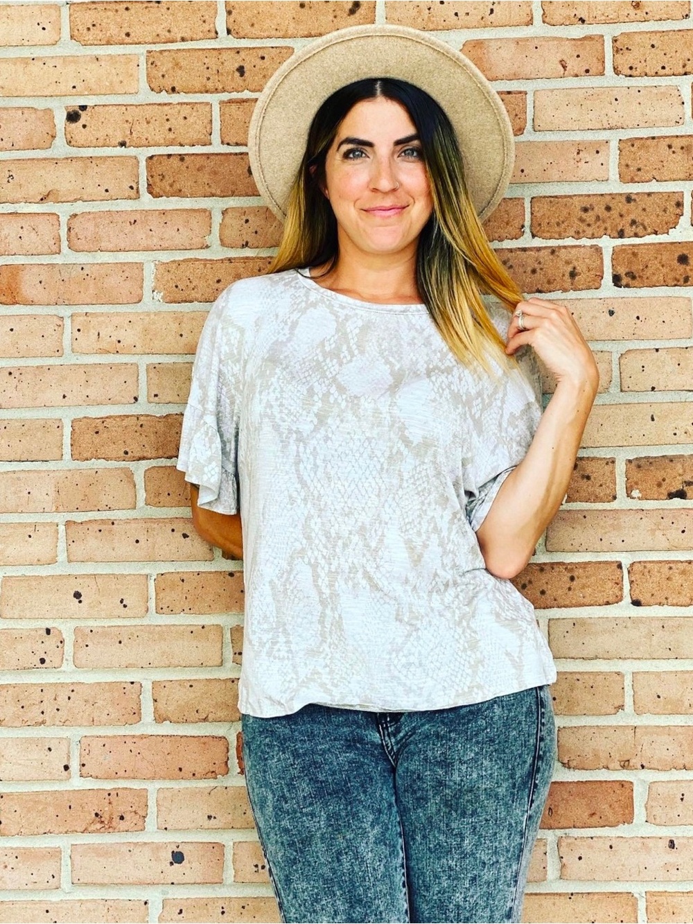 🔲 NEW! LuLaRoe Women's Light Snake-Print Short Sleeve Top - Cream